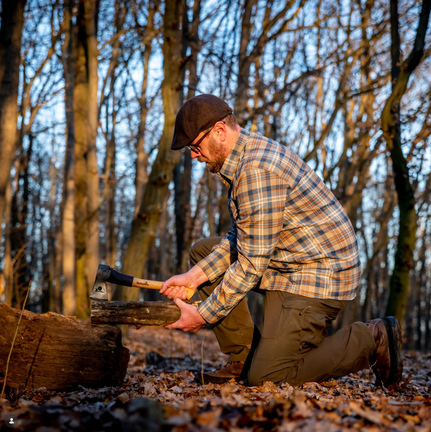 Bushcraft scéna so sekerou — obsah pre Utafor