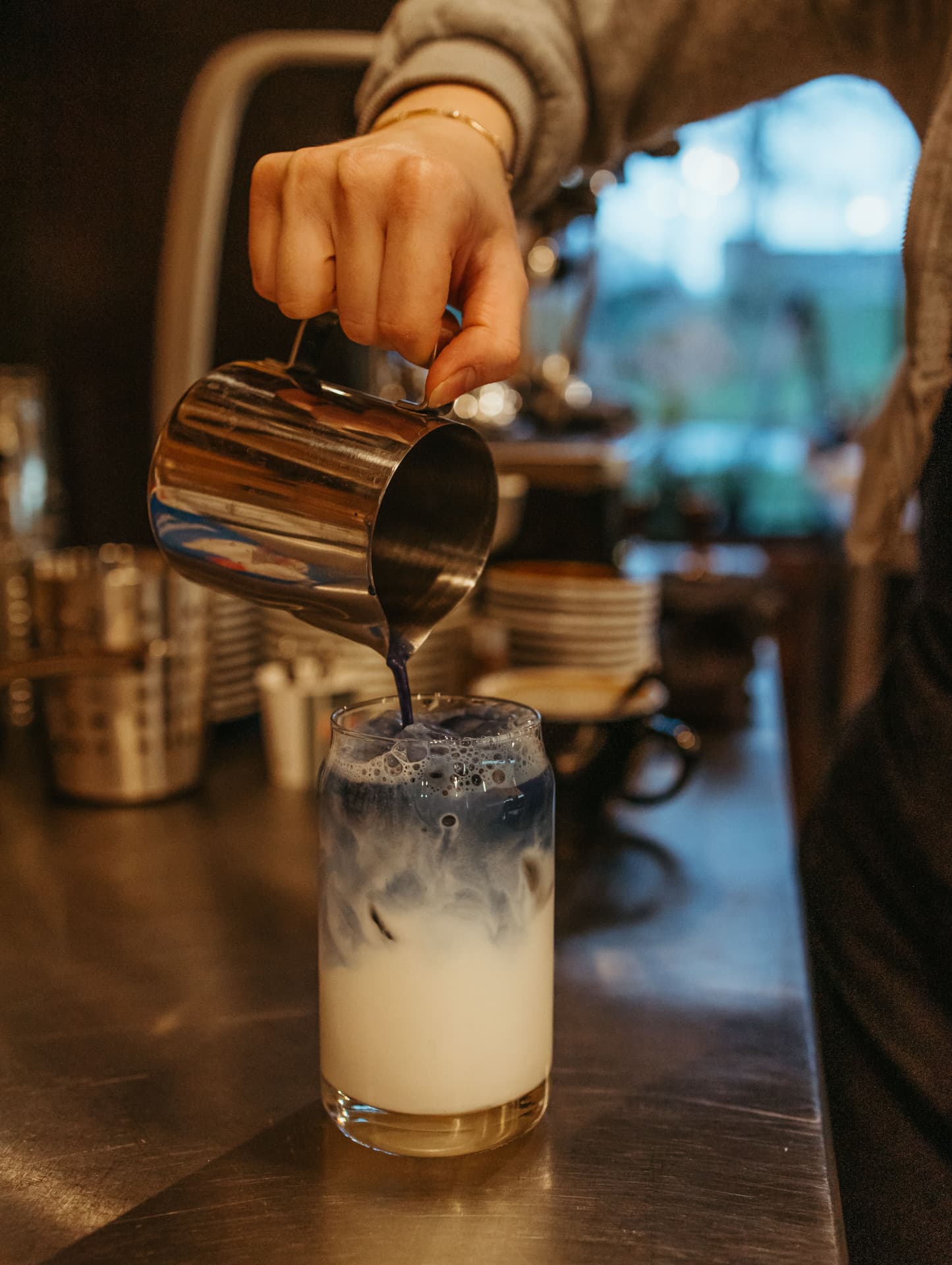 Barista pripravuje nápoj v kaviarni