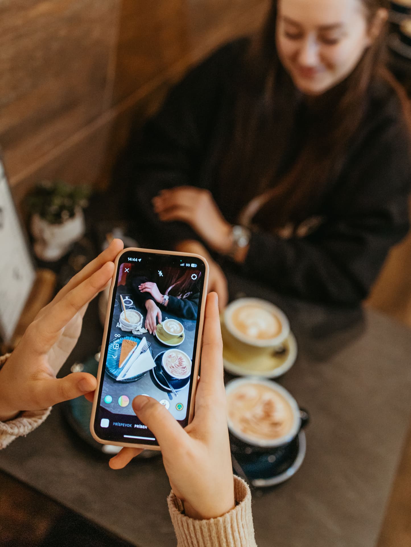 Tvorba obsahu na Instagram v kaviarni