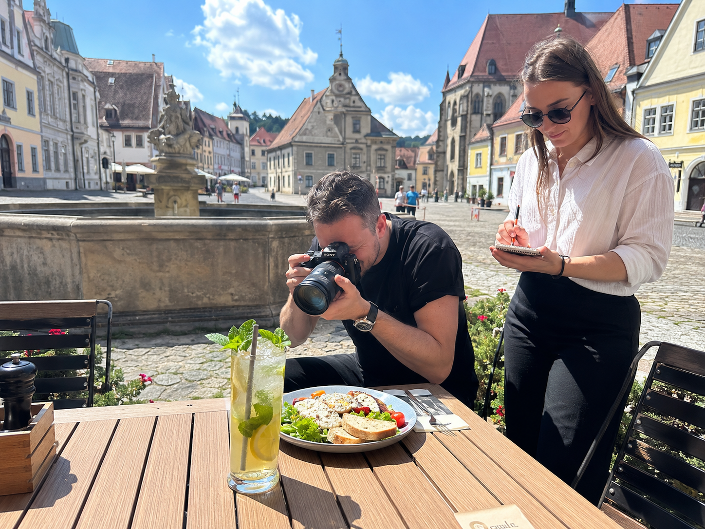 Tvorba obsahu pre kaviareň — fotenie jedla a limonády na terase